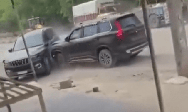 Clip: Màn “đấu xe” nghẹt thở giữa đường, 2 ô tô lao vào nhau như phim hành động