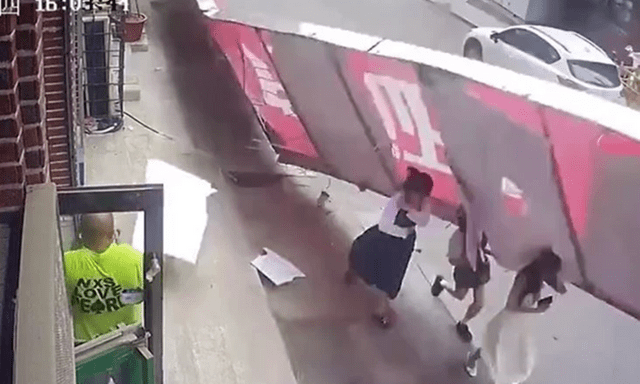 Clip: Biển quảng cáo bất ngờ bị gió lớn quật đổ, đè trúng 3 người phụ nữ đang đi đường