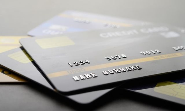 Nên chuyển tiền qua số thẻ hay số tài khoản?