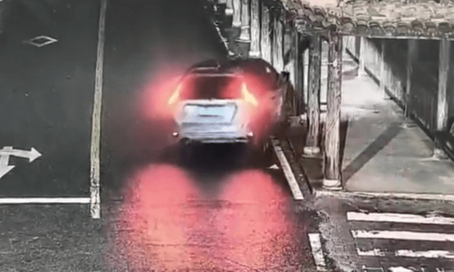 Camera ghi lại 10 giây kinh hoàng: Xe ô tô lao xuống sông, 5 người thiệt mạng