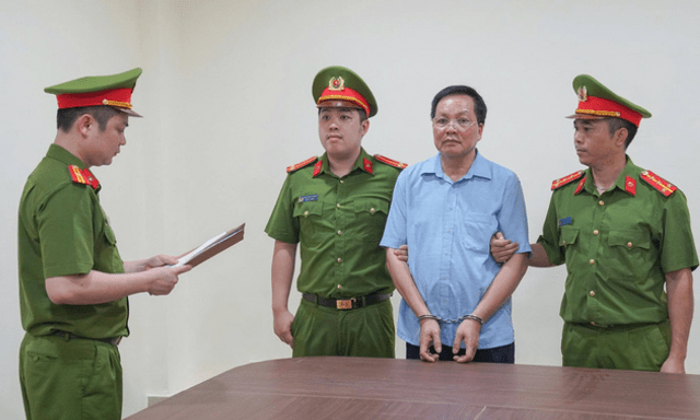 Bắt giam Giám đốc, Hiệu trưởng 