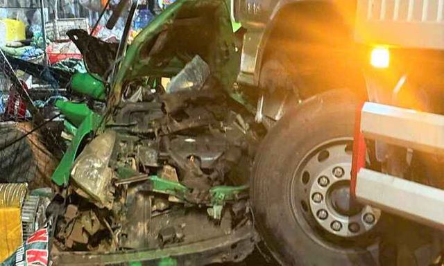 Hiện trường vụ xe tải tông biến dạng xe taxi, 1 người tử vong ở Lâm Đồng