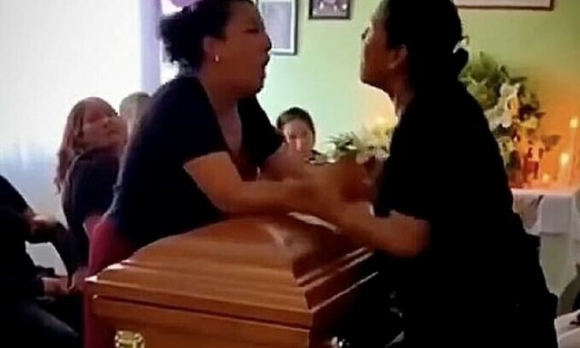 Hai cô gái ẩu đả tại tang lễ vì phát hiện cùng là người yêu của người đã khuất