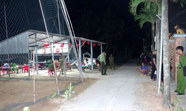 Tạm giữ nghi phạm sát hại thanh niên đang xem bóng chuyền, cầm dao cố thủ trong nhà