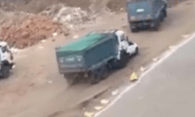 Clip: Tài xế xe ben lái xe đâm nát ô tô của chủ vì bị nợ lương