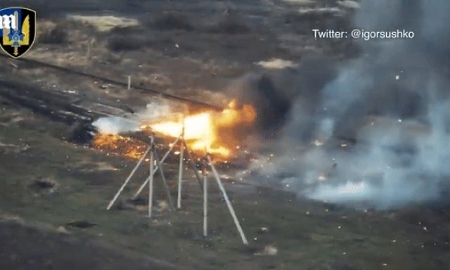 Clip: Kíp xe tăng T-80BVM Nga dội hỏa lực dữ dội, bắn phá công sự của Ukraine 