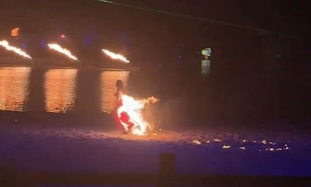 Kinh hoàng màn múa lửa gặp sự cố: Nữ vũ công hoảng loạn nhảy xuống sông khi chiếc váy bốc cháy dữ dội