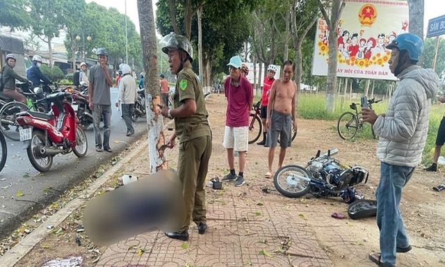 Hiện trường vụ xe máy chở 3 tông vào gốc cây, 2 người tử vong