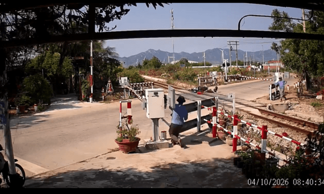 Camera ghi lại khoảnh khắc người phụ nữ tông rào chắn tàu hỏa, thoát chết trong gang tấc
