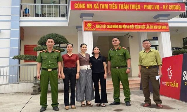 Tin tức thời sự 24h: Công an hỗ trợ người dân nhận lại tiền chuyển khoản nhầm