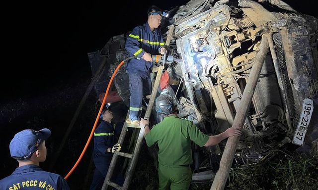 Xuyên đêm giải cứu tài xế mắc kẹt trong xe tải rơi xuống vực sâu