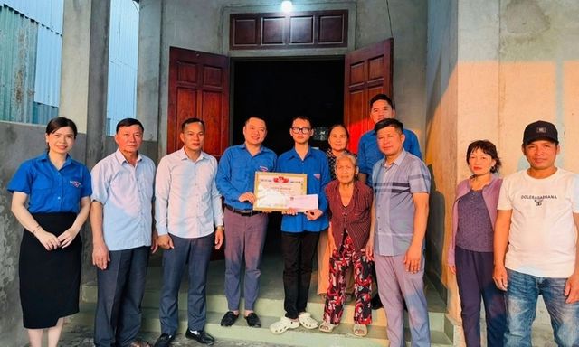 Khen thưởng nam sinh lớp 10 lao ra biển cứu 2 người giữa dòng xoáy ở biển Cửa Lò