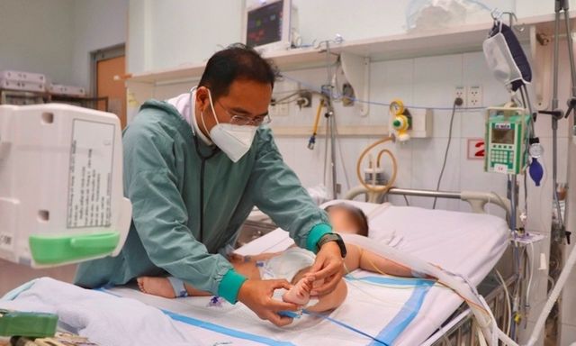 Trẻ mắc tay chân miệng do virus EV71 có thể có triệu chứng rất kín đáo, khó nhận biết sớm