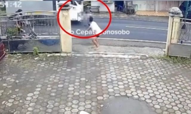 Clip: Đứng gọi mẹ rồi đột ngột chạy ra đường, bé trai bị xe tải tông trúng