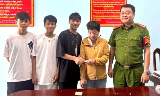 Nhặt được vàng, 3 học sinh lớp 9 ở Đà Nẵng trả lại người đánh rơi