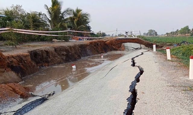 Tin tức thời sự 24h: Sạt lở đường ven sông ở Tây Ninh, giao thông bị chia cắt