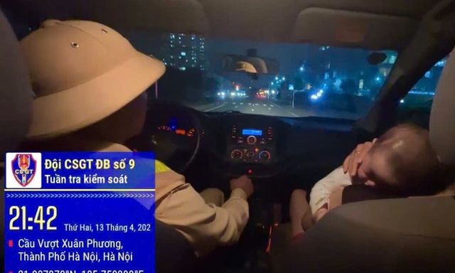 CSGT kịp thời cứu bé 7 tháng tuổi trong đêm từ lời cầu cứu của người mẹ