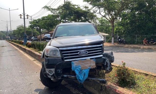 Hai đối tượng trộm ô tô dù không biết lái, gây tai nạn rồi leo cây dừa trốn