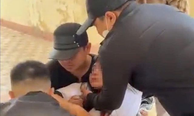 Tình tiết mới nhất vụ nữ sinh lớp 7 bị nhóm nam sinh chặn đánh ở cổng trường, phải nhập viện cấp cứu