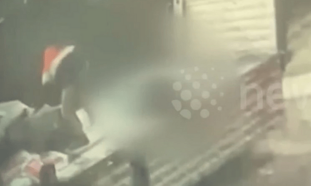 Clip: Đang đứng trên xe tải dỡ hàng, người đàn ông bất ngờ bị sét đánh, ngã gục