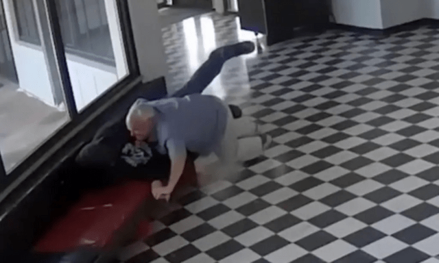 Clip ghi lại khoảnh khắc hiệu trưởng khống chế kẻ cầm súng xông vào trường học