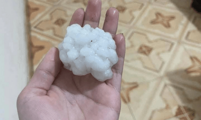 Mưa đá to bằng nửa nắm tay rơi xuống Bắc Hà, 4 người bị thương, hoa màu hư hại