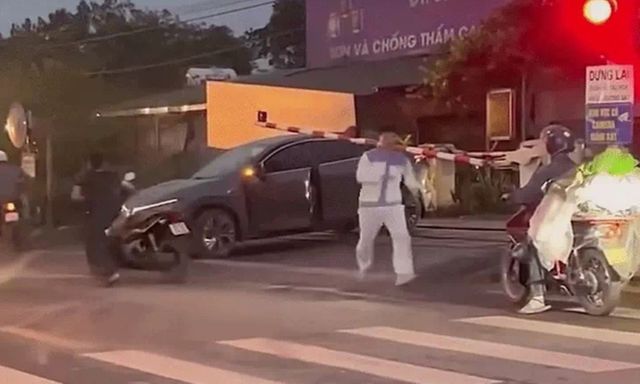 Clip: Cố tình băng qua đường sắt, ô tô con bị tàu hỏa húc văng