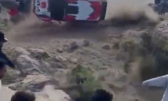 Clip: Xe đua mất lái lộn nhiều vòng lao vào khán giả, 3 người thương vong