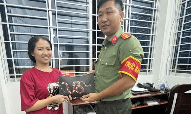 Nhặt được túi xách hơn 200 triệu, nữ sinh nhờ công an trả lại người đánh rơi