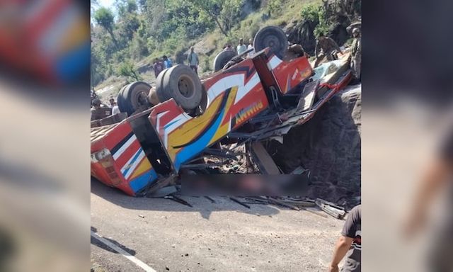 Xe chở khách lao xuống vực khi vào cua, ít nhất 22 người thiệt mạng ở Ấn Độ