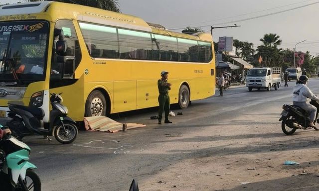 Tin tức tai nạn giao thông mới nhất ngày 22/4: Va chạm ô tô khách trong đêm, 2 người đi xe máy tử vong