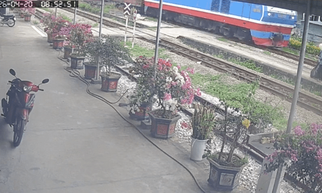 Khoảnh khắc công nhân đường sắt cứu cụ bà ngay trước mũi tàu
