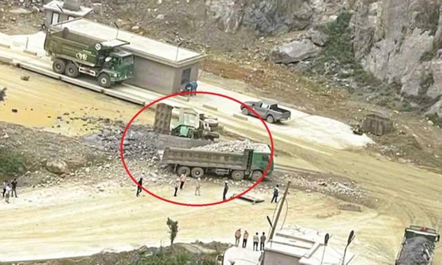 Hiện trường vụ hai xe tải va chạm trong mỏ đá tại Ninh Bình, 2 tài xế tử vong