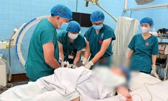 Người phụ nữ 35 tuổi gặp tai nạn nghiêm trọng trong khi xay thịt