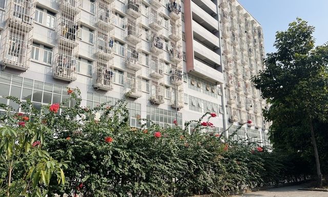 Phát hiện nữ sinh viên năm 2 tử vong ở ký túc xá, dấu vết ban công hé lộ điều đau lòng