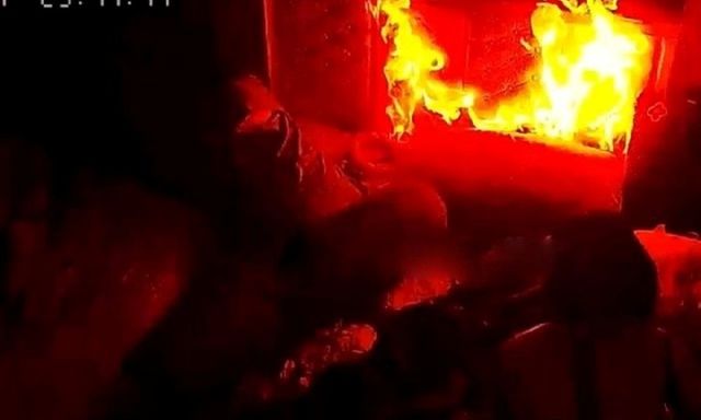 Thót tim cảnh sạc dự phòng phát nổ ngay đầu giường, mẹ ôm 2 con nhỏ tháo chạy