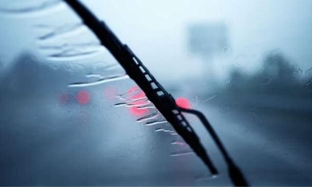 Cách khắc phục cửa kính ô tô bị mờ