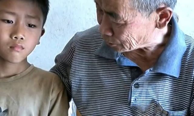 Cậu bé 9 tuổi để dành thịt ở trường mang về cho ông nội, sự thật phía sau khiến triệu người rơi lệ