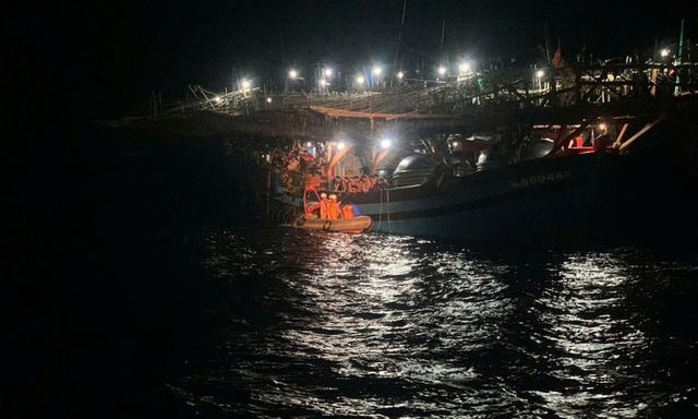 Kịp thời cứu nạn ngư dân uống nhầm axit của bình ắc quy