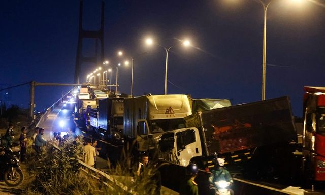 Hiện trường vụ tai nạn liên hoàn 6 ôtô trên cầu Phú Mỹ, giao thông kẹt cứng