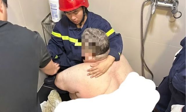 Người đàn ông nặng gần 300kg mắc kẹt trong nhà vệ sinh, lực lượng chức năng mất gần 3 giờ để giải cứu