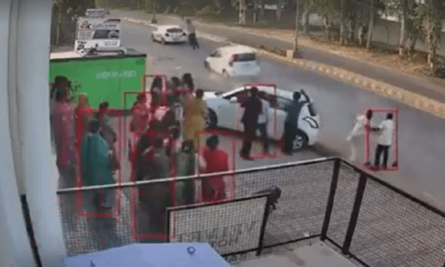 Thanh niên bị ô tô đâm bay hàng chục mét khi đang đứng giữa đường chụp ảnh