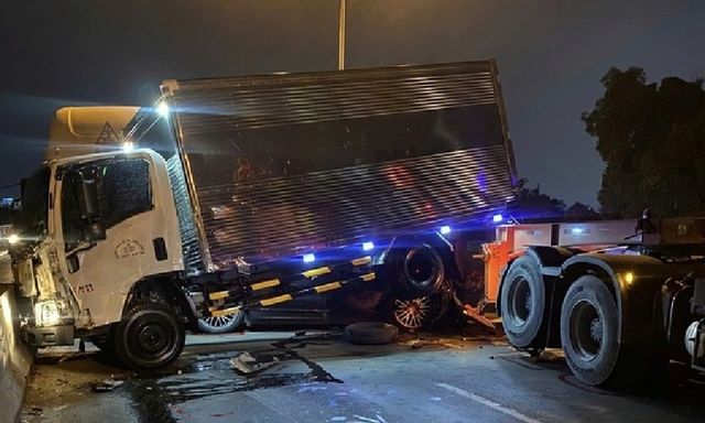 Tin tức tai nạn giao thông mới nhất ngày 24/4: Tài xế xe máy tử vong dưới bánh xe ben