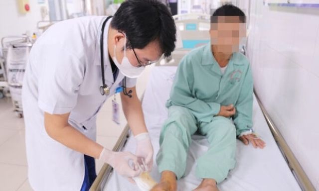 Tiêm 30 lọ huyết thanh cứu sống chủ trang trại bị rắn độc cắn