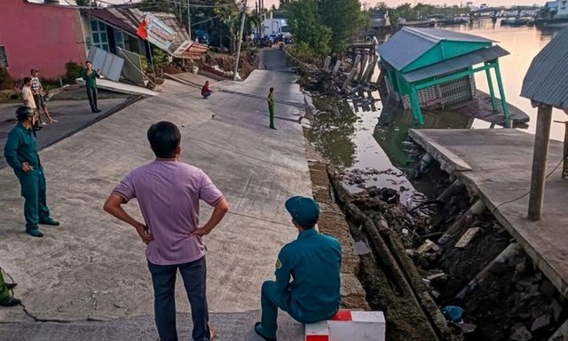 Tin tức thời sự 24h: Sạt lở ở Cà Mau, nhiều nhà dân trôi xuống sông