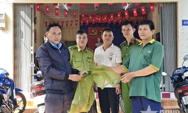 Người dân giao nộp 