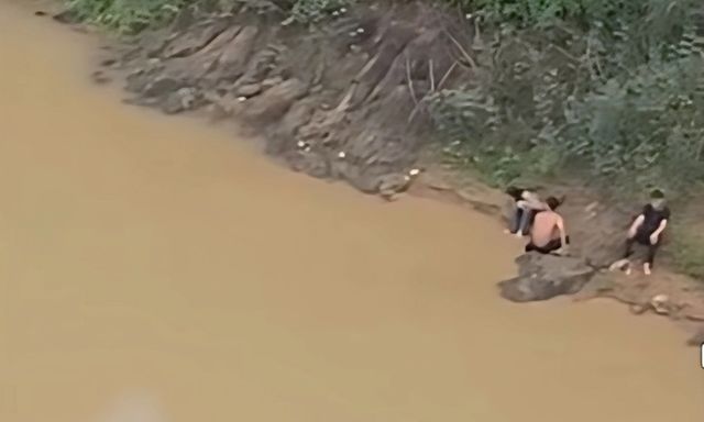 Nghệ An: Hai nam sinh dũng cảm lao xuống sông Hiếu cứu nữ sinh nhảy cầu