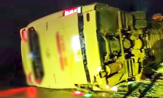 Lật ô tô khách chở hơn 40 người ở Lào Cai