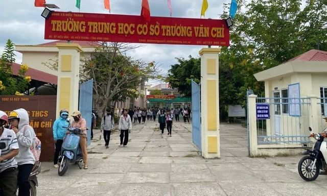 Tin tức giáo dục 24h: Vì sao không kỷ luật thầy giáo dạy toán nhéo lỗ tai 17 học sinh?