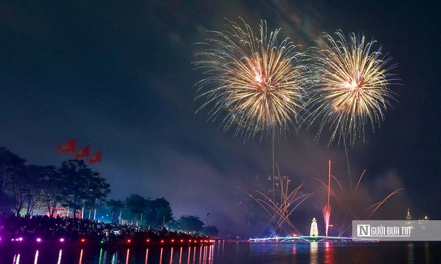 Bầu trời bừng sáng với pháo hoa mừng ngày Giỗ Tổ Hùng Vương